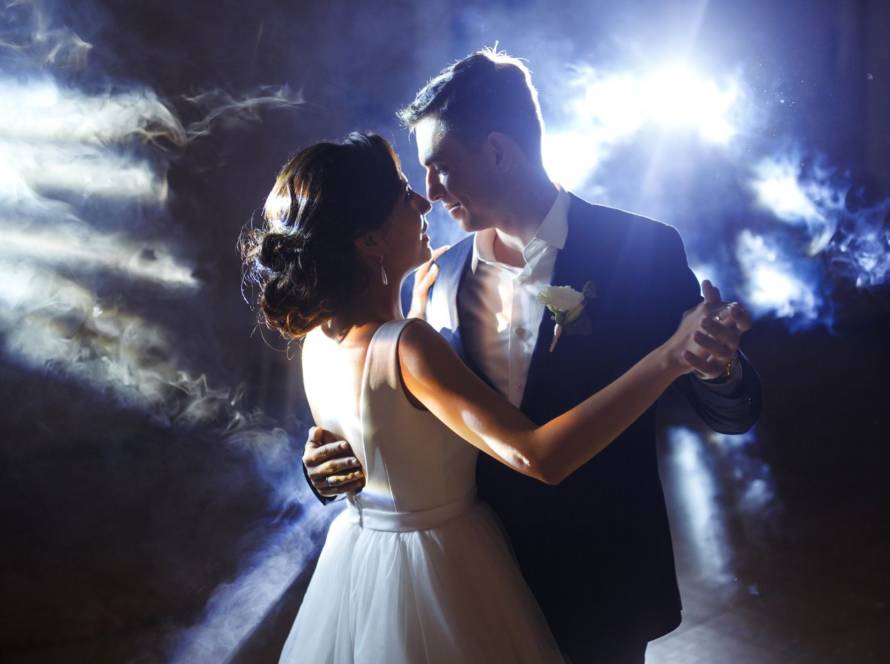 Pareja de novios con música bailando música en los vídeos de bodas